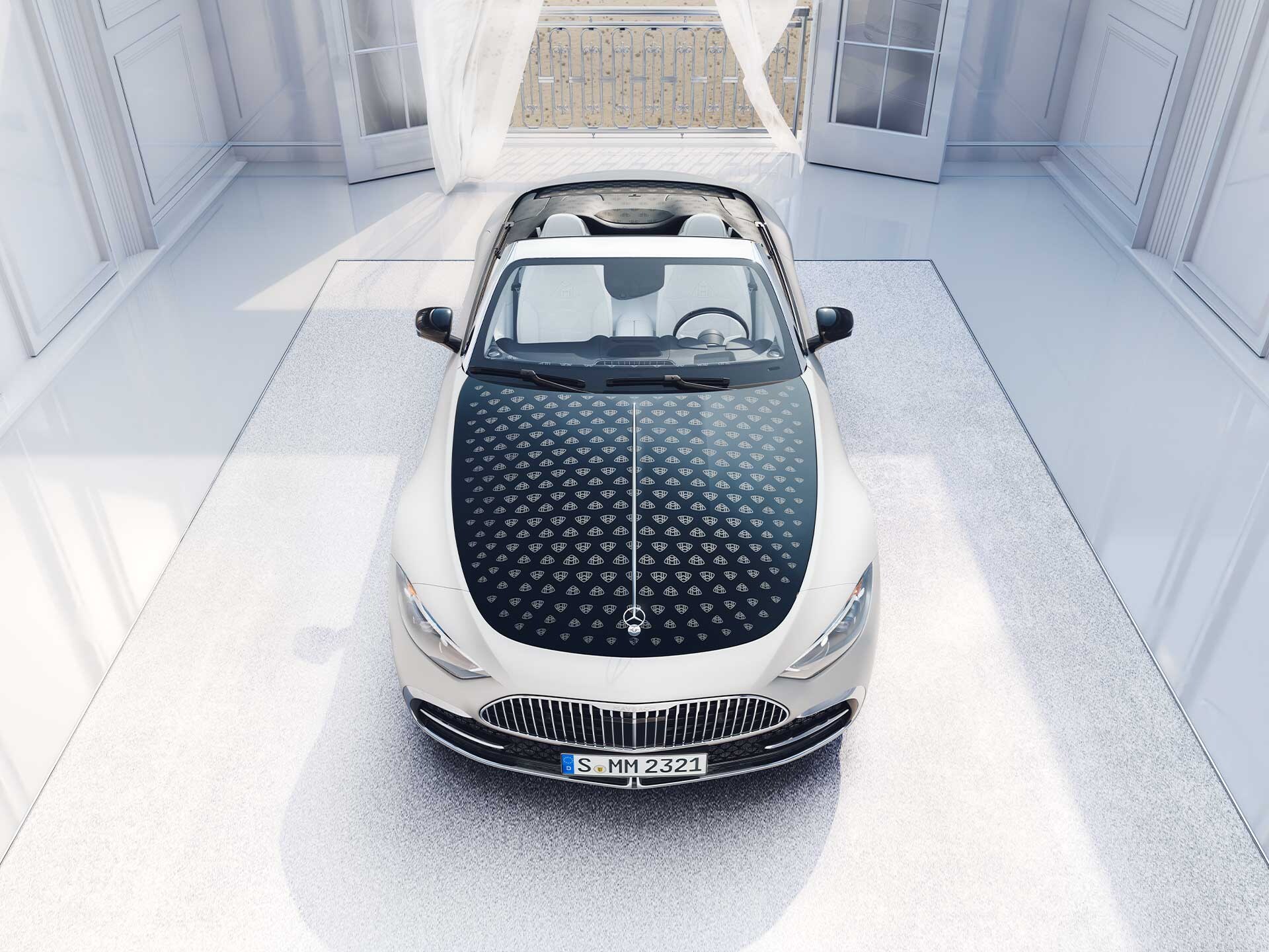 Pohled z boku na Mercedes-Maybach SL 680.