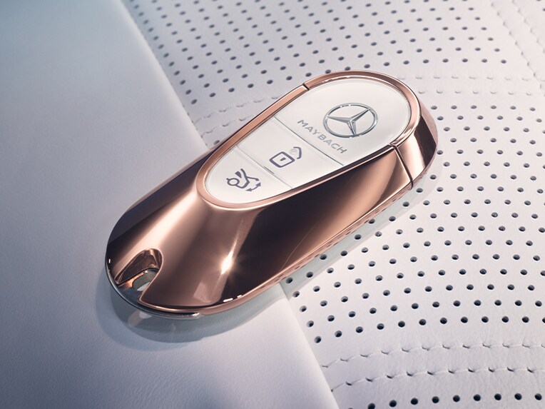 Klíček od vozidla Mercedes-Maybach v barvě růžová gold.
