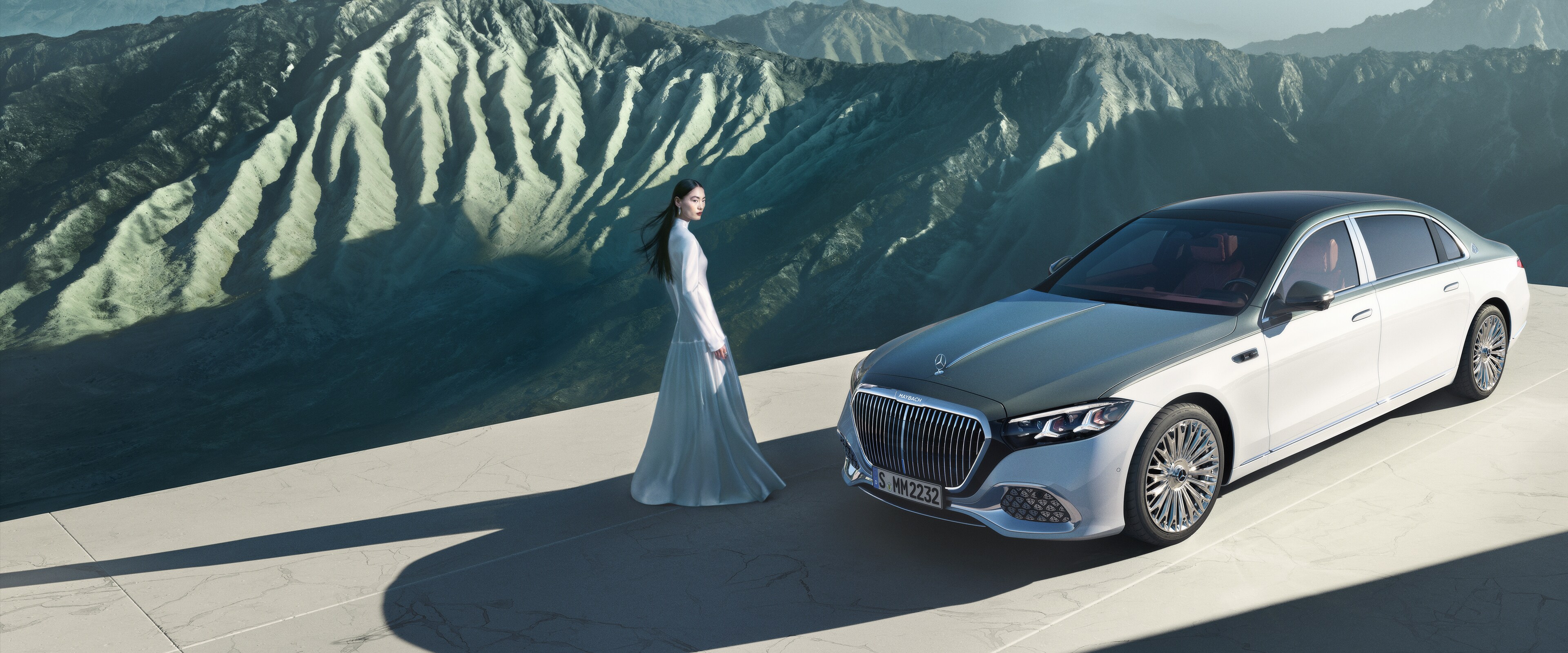 Vozidlo Mercedes-Maybach s&nbsp;dvoubarevným lakováním z&nbsp;různých pohledů.