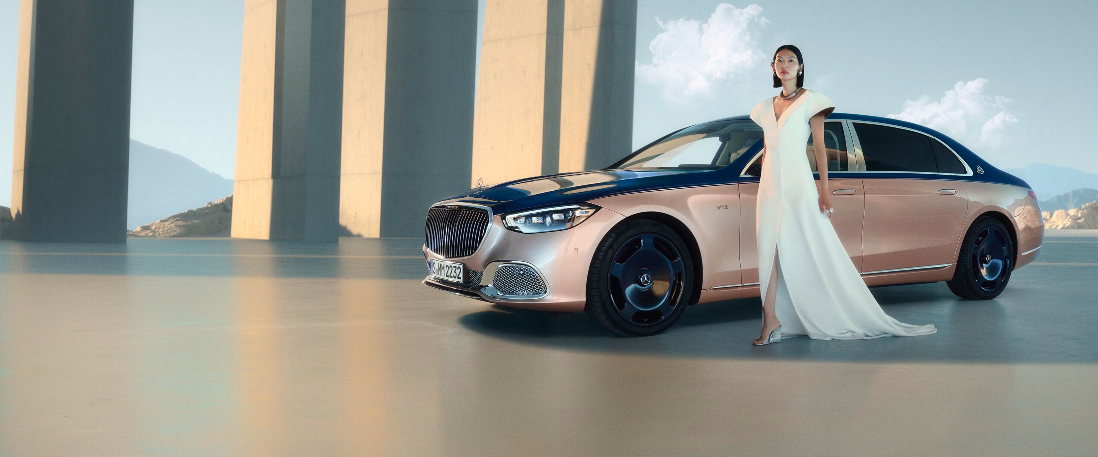 Vozidlo Mercedes-Maybach s dvoubarevným lakováním z různých pohledů.