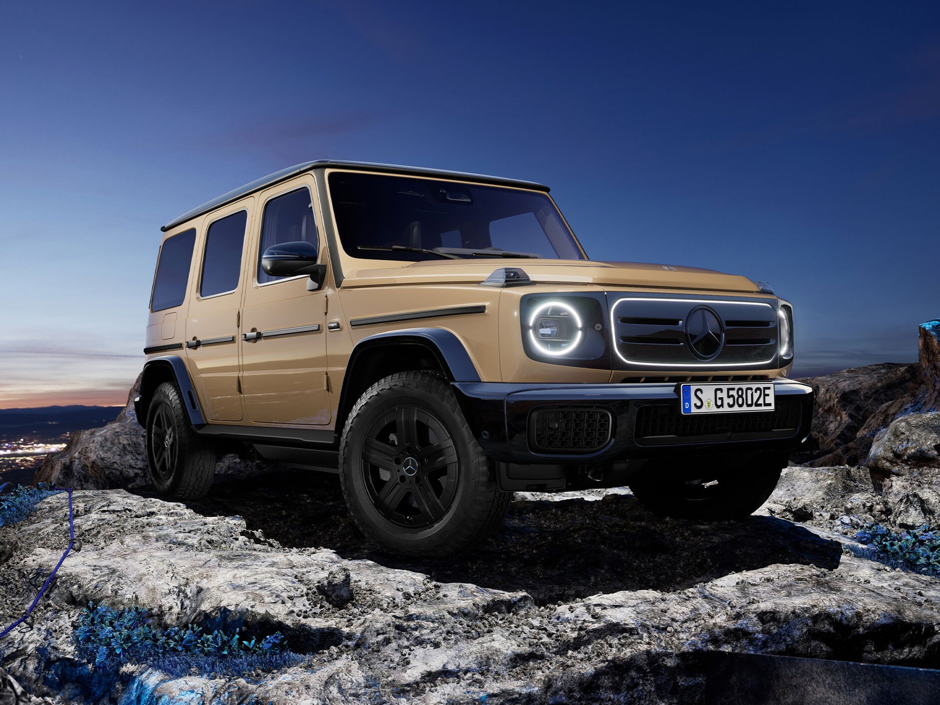 Mercedes-Benz G 580 s&nbsp;technologií EQ stojí na skále.