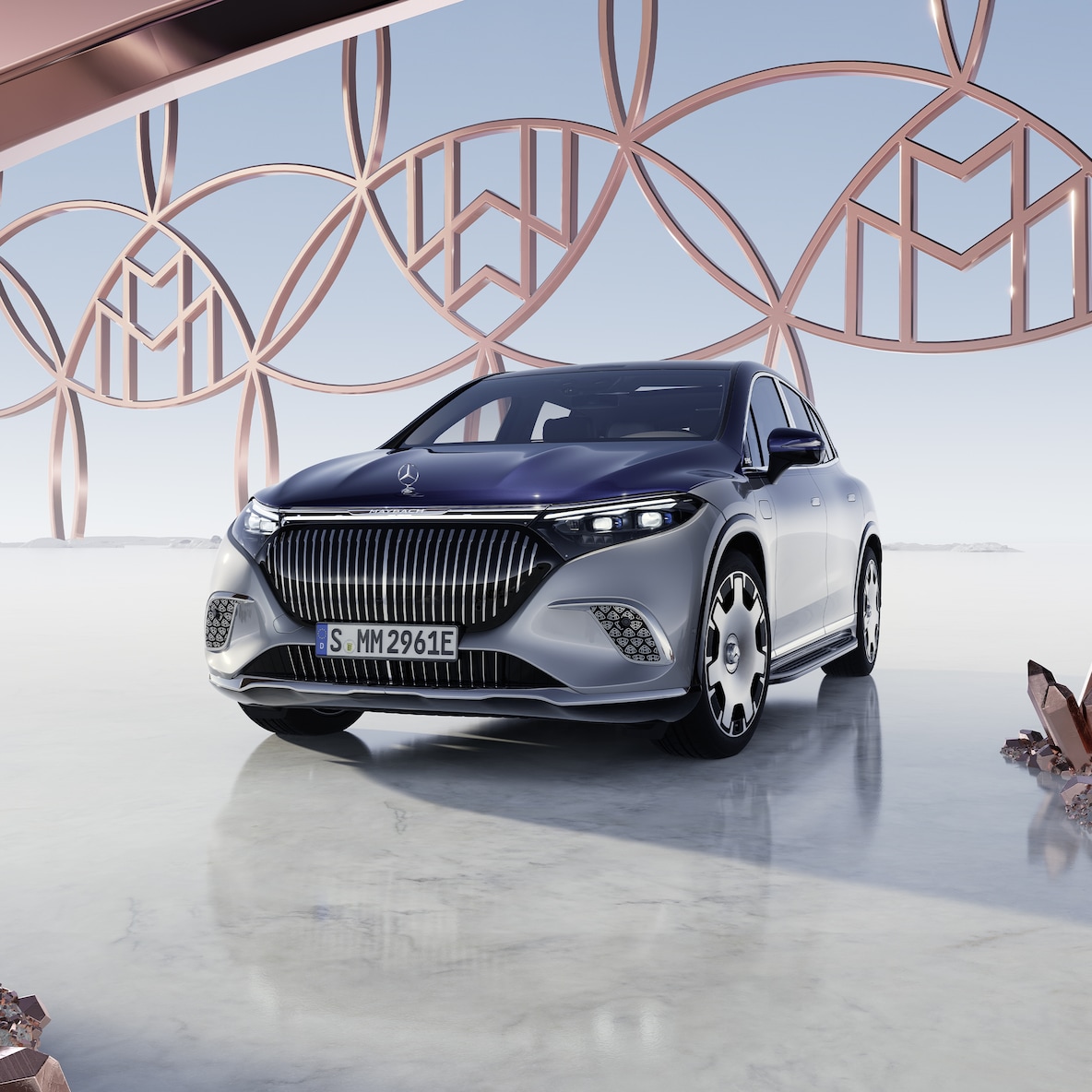 Mercedes-Maybach EQS SUV ve dvoubarevném odstínu Maybach při pohledu zepředu.