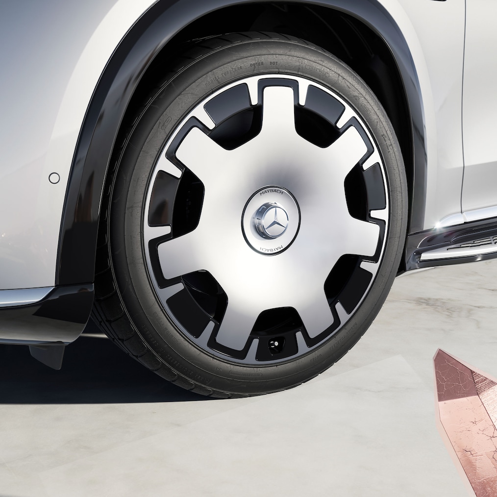 Detailní záběr na levé přední kolo (21palcové kované kolo Maybach (53,3 cm) v designu pěti otvorů, 88R).