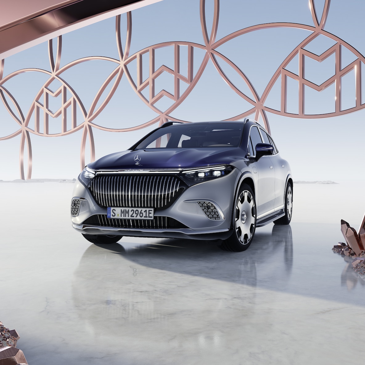 Mercedes-Maybach EQS SUV ve dvoubarevném odstínu Maybach při pohledu zepředu.