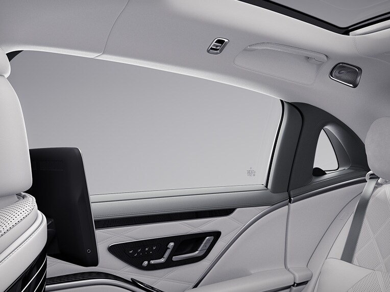 Komfortní zadní dveře modelu Mercedes-Maybach Třída S.