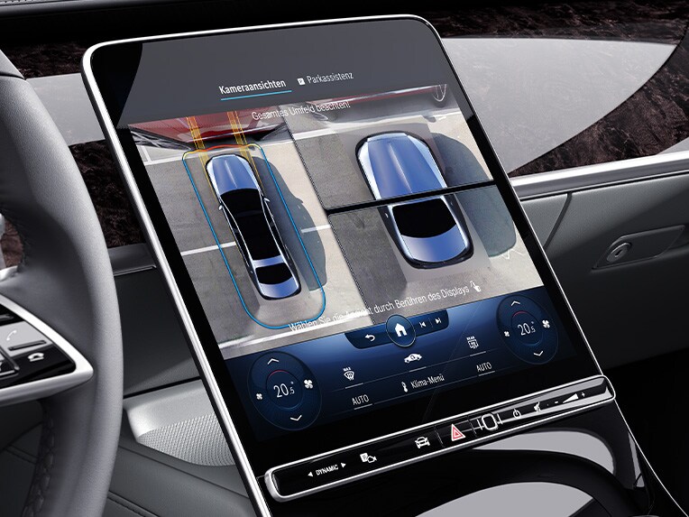 Centrální displej v modelu Mercedes-Maybach Třída S se sadou pro parkování s funkcemi pro dálkové parkování.