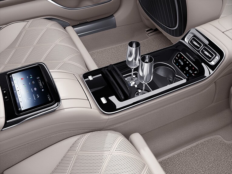 Postříbřené sklenice na šampaňské v modelu Mercedes-Maybach Třída S.