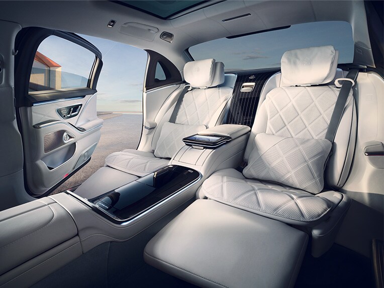 Zadní část modelu Mercedes-Maybach Třída S se středovou konzolou business.