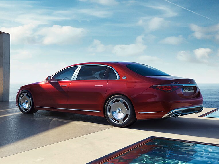 Mercedes-Maybach Třída S plug-in hybrid při bočním pohledu.