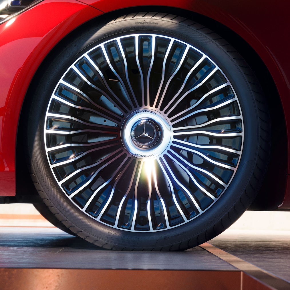 Detailní pohled z boku na exkluzivní kolo specifické pro Maybach.