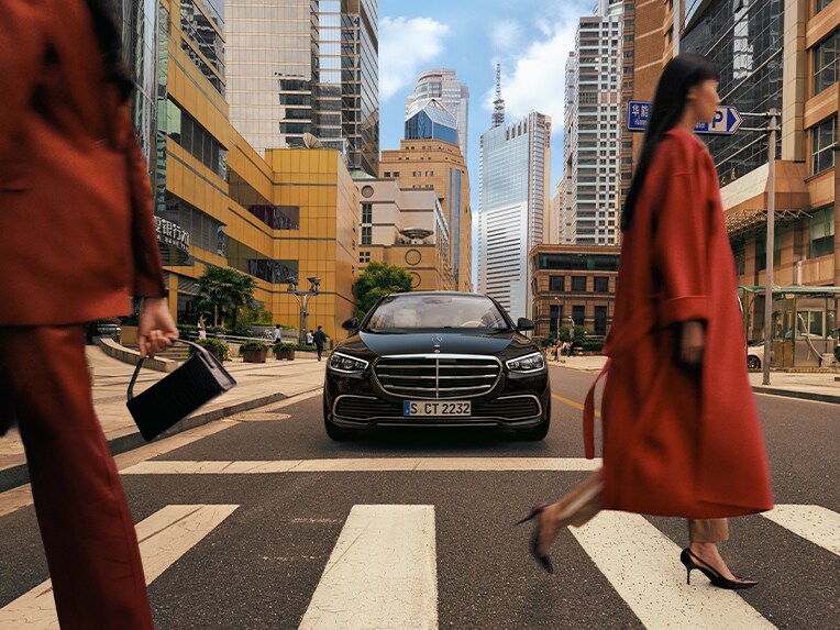 Mercedes-Benz Třídy S sedan, prodloužená verze při pohledu zepředu.