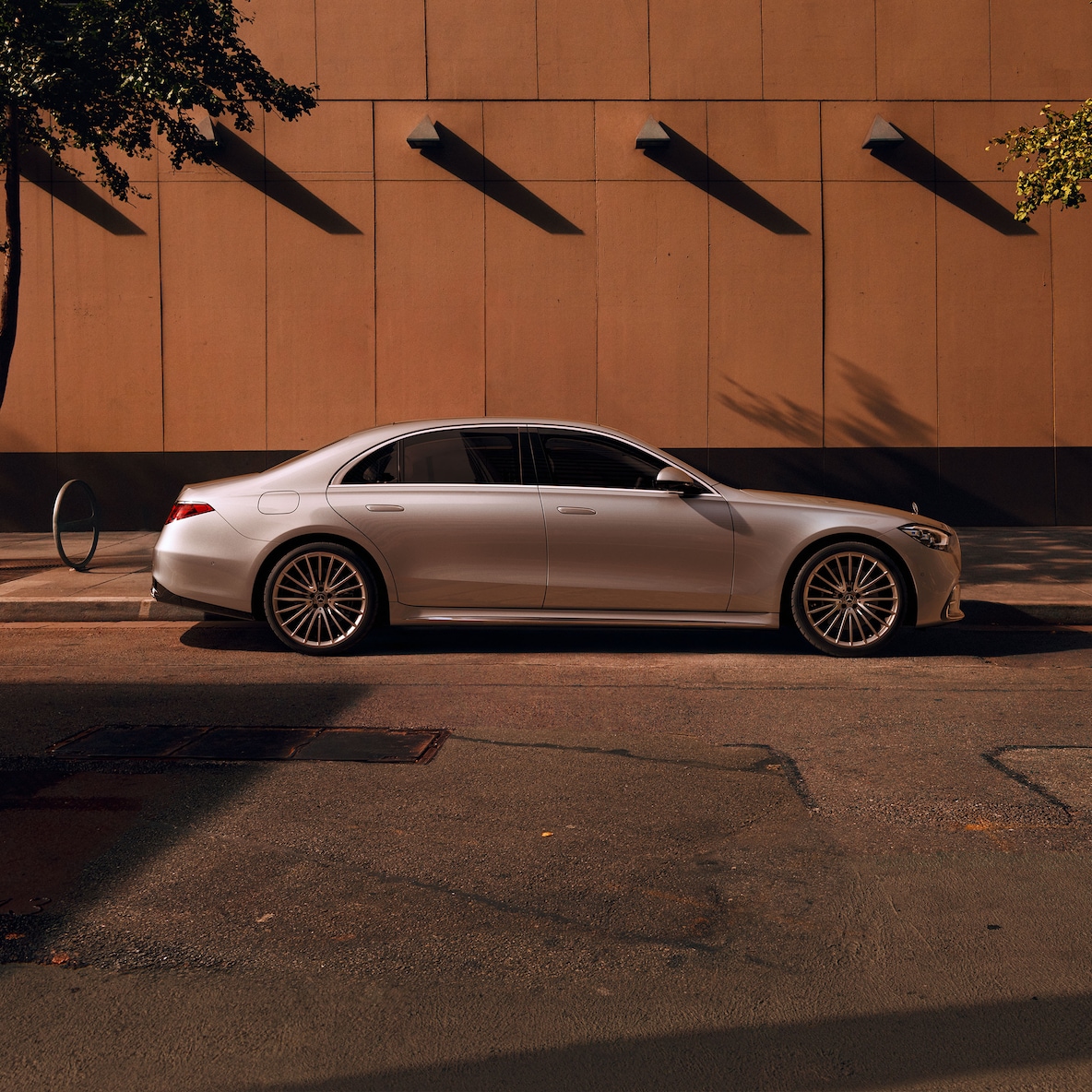 Mercedes-Benz Třídy S sedan, prodloužená verze při pohledu z boku.