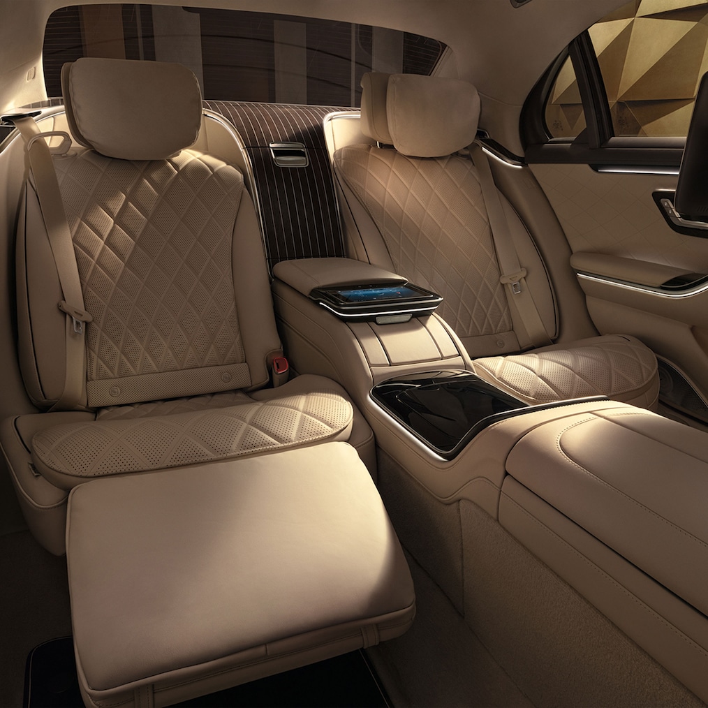 Zadní část First Class s tabletem MBUX v zadní části vozidla Mercedes-Benz Třídy S sedan, prodloužená verze.