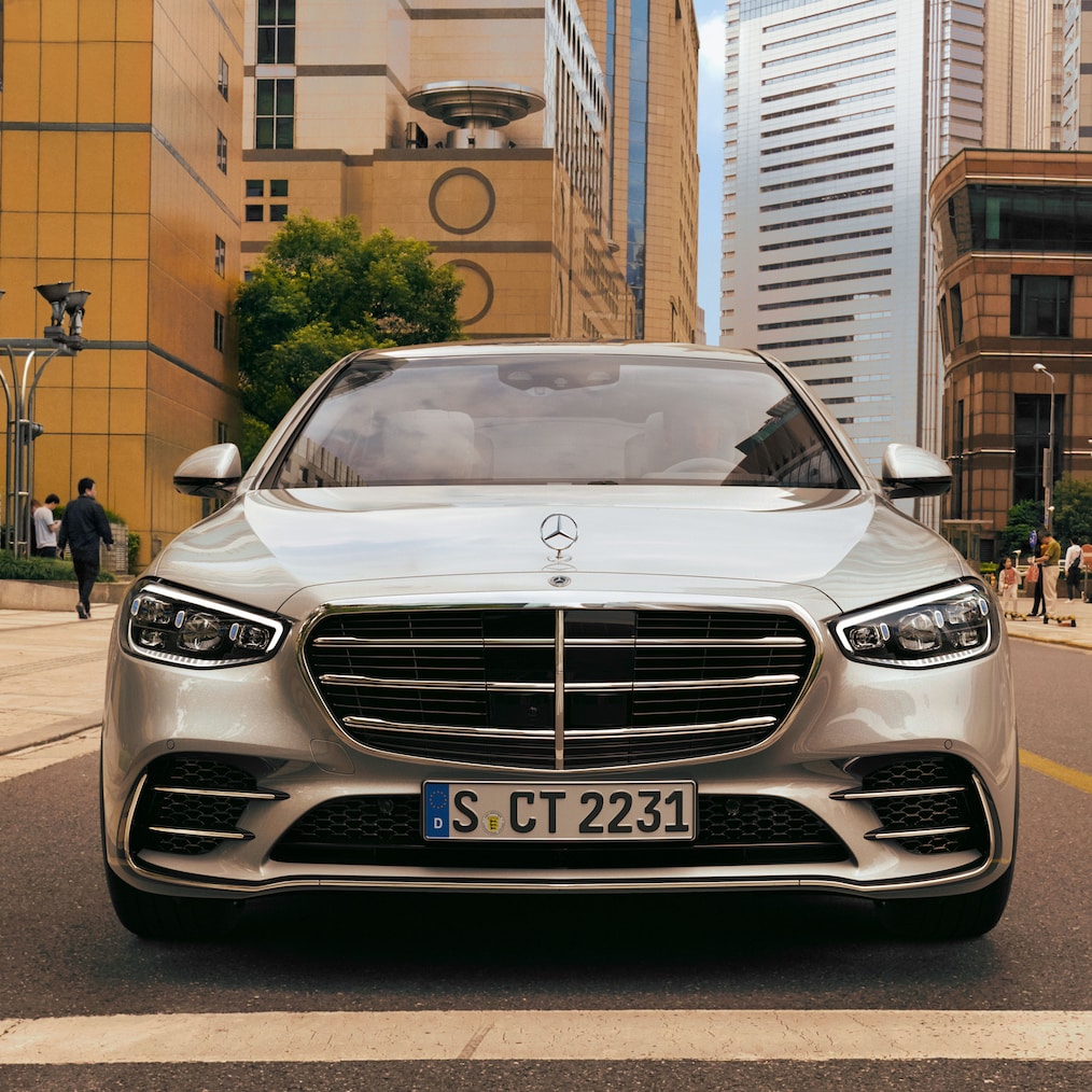 Stojící hvězda Mercedes na klasické masce chladiče vozidla Mercedes-Benz Třída S sedan, prodloužená verze.