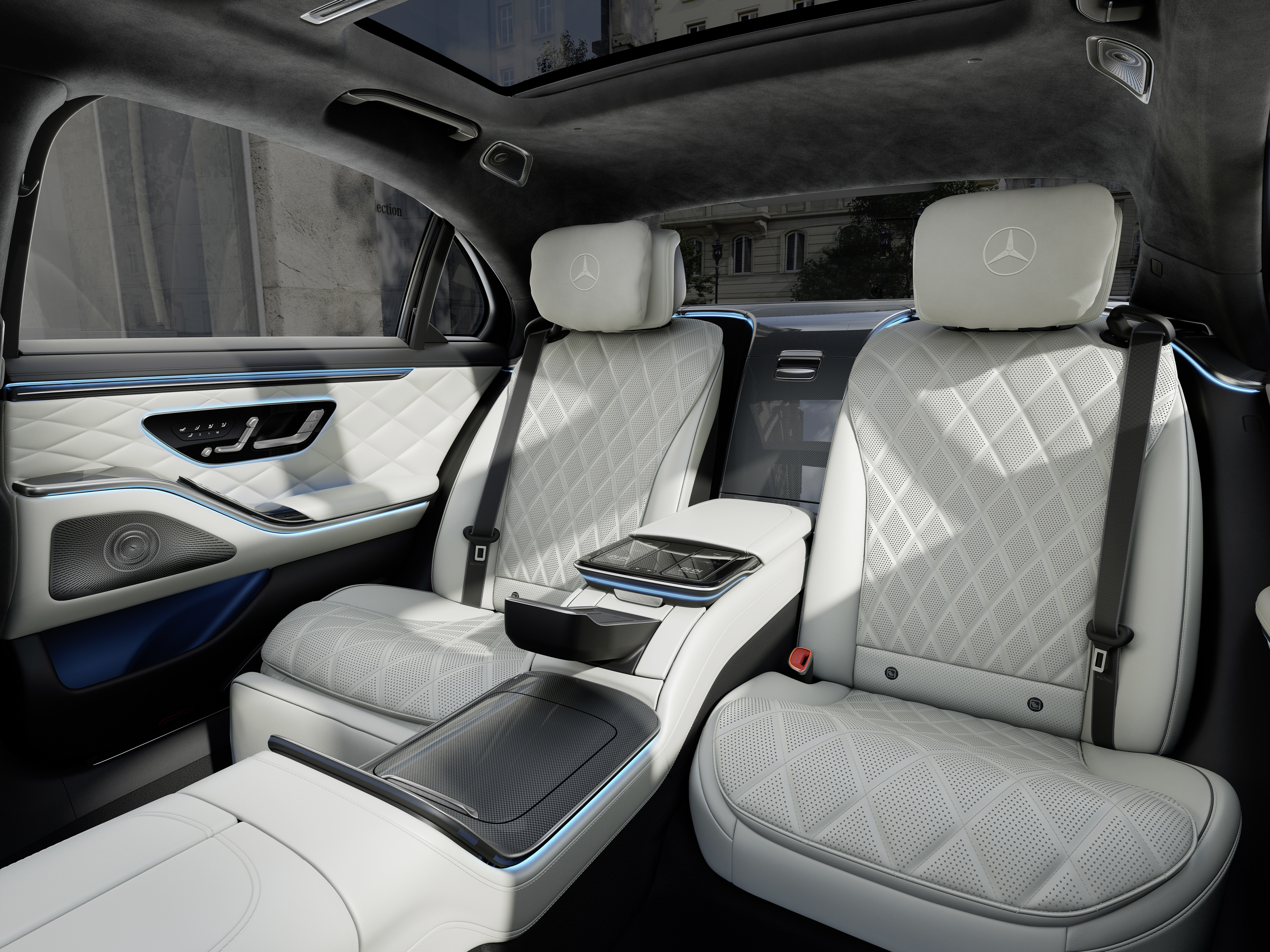 Interiér | Třída S sedan | Mercedes-Benz Pohled na kokpit nového vozidla Mercedes-Benz sedan, prodloužená verze, z prostoru mezi dvěma předními sedadly.