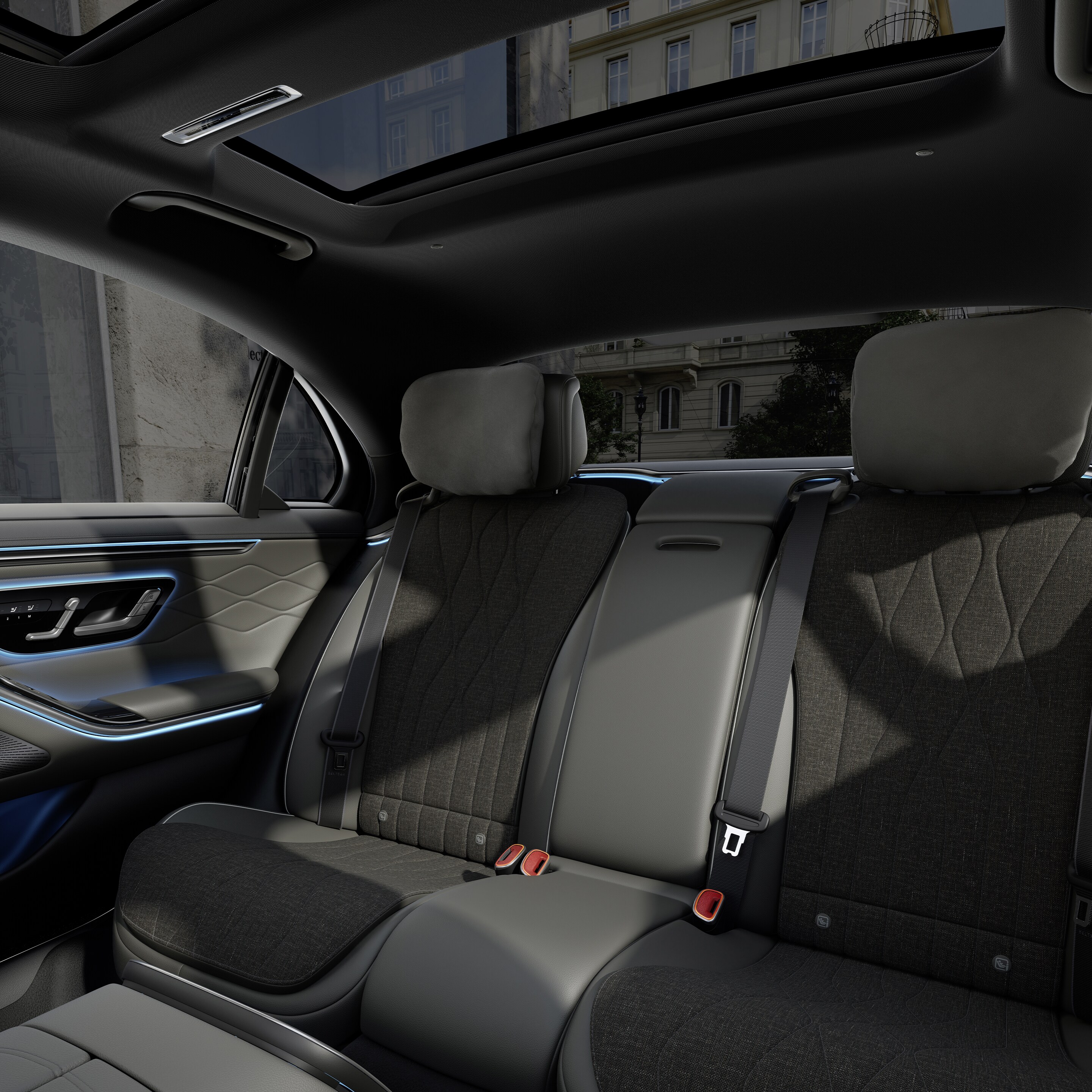 Pohled na kokpit nového sedanu Mercedes-Benz z prostoru mezi dvěma předními sedadly.