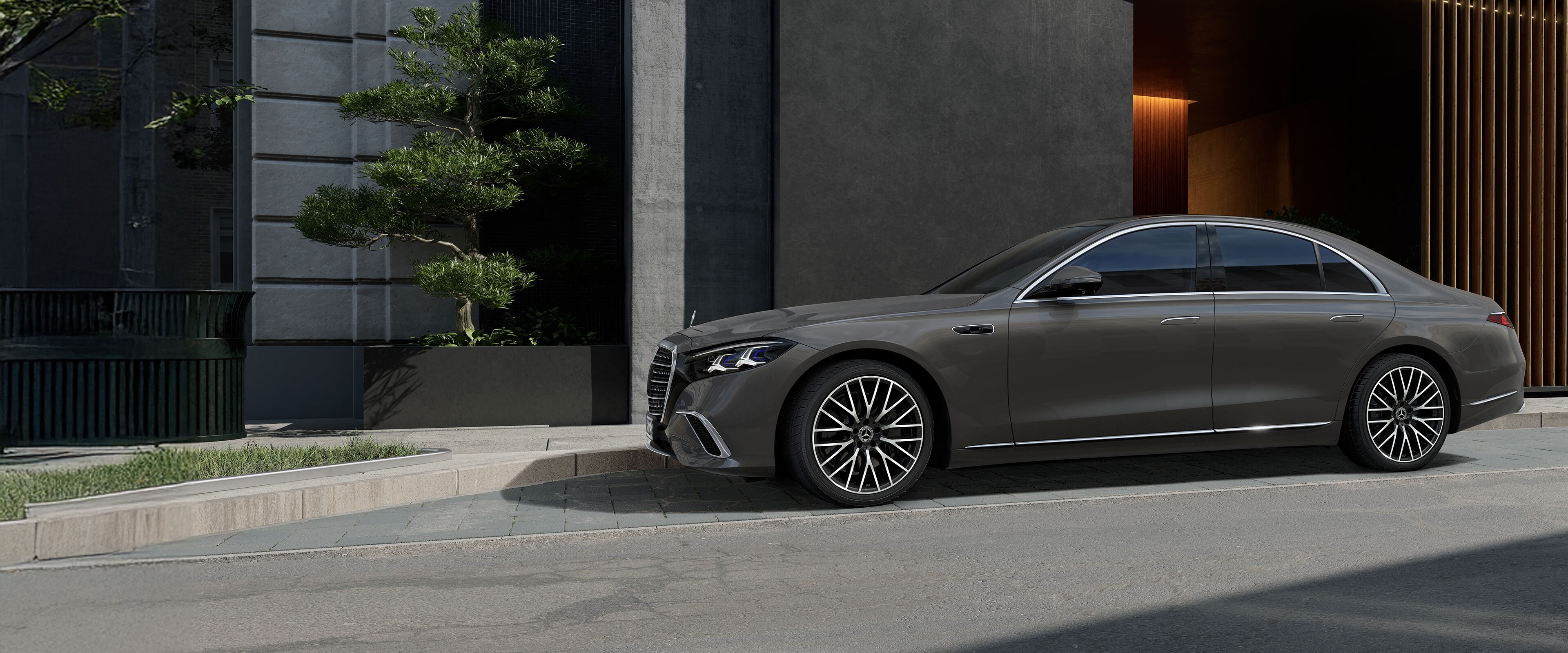 Nové vozidlo Mercedes-Benz Třídy&nbsp;S sedan při detailním pohledu z&nbsp;boku.