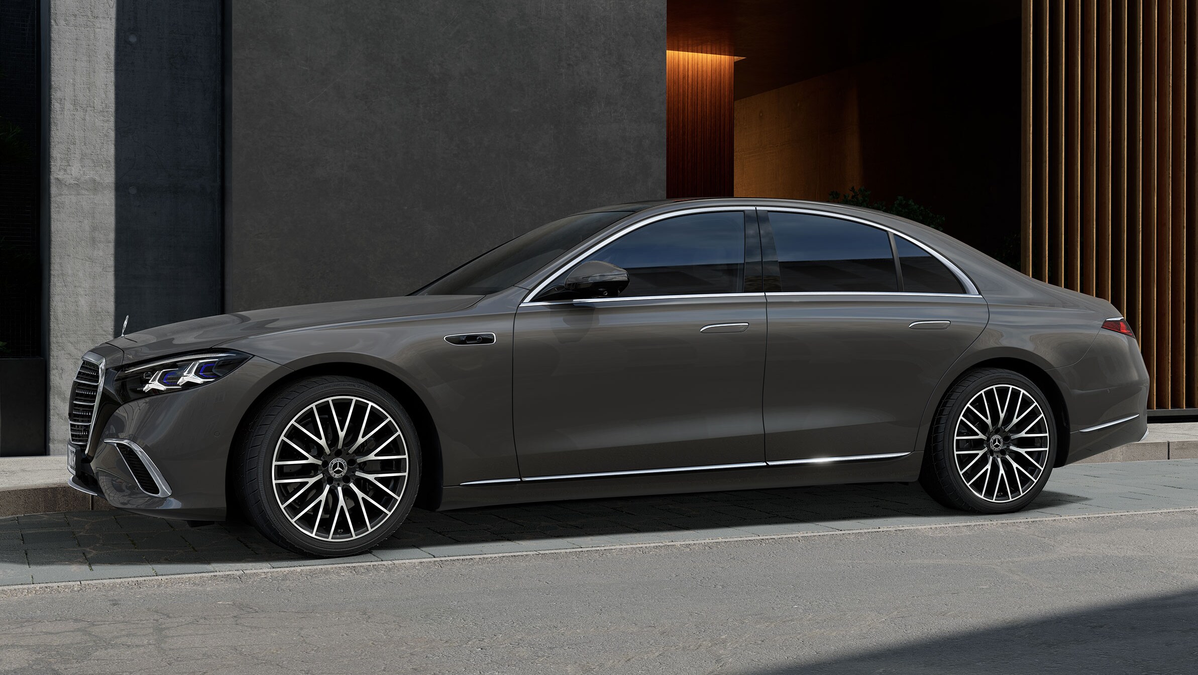 Nové vozidlo Mercedes-Benz Třídy&nbsp;S sedan při detailním pohledu z&nbsp;boku.