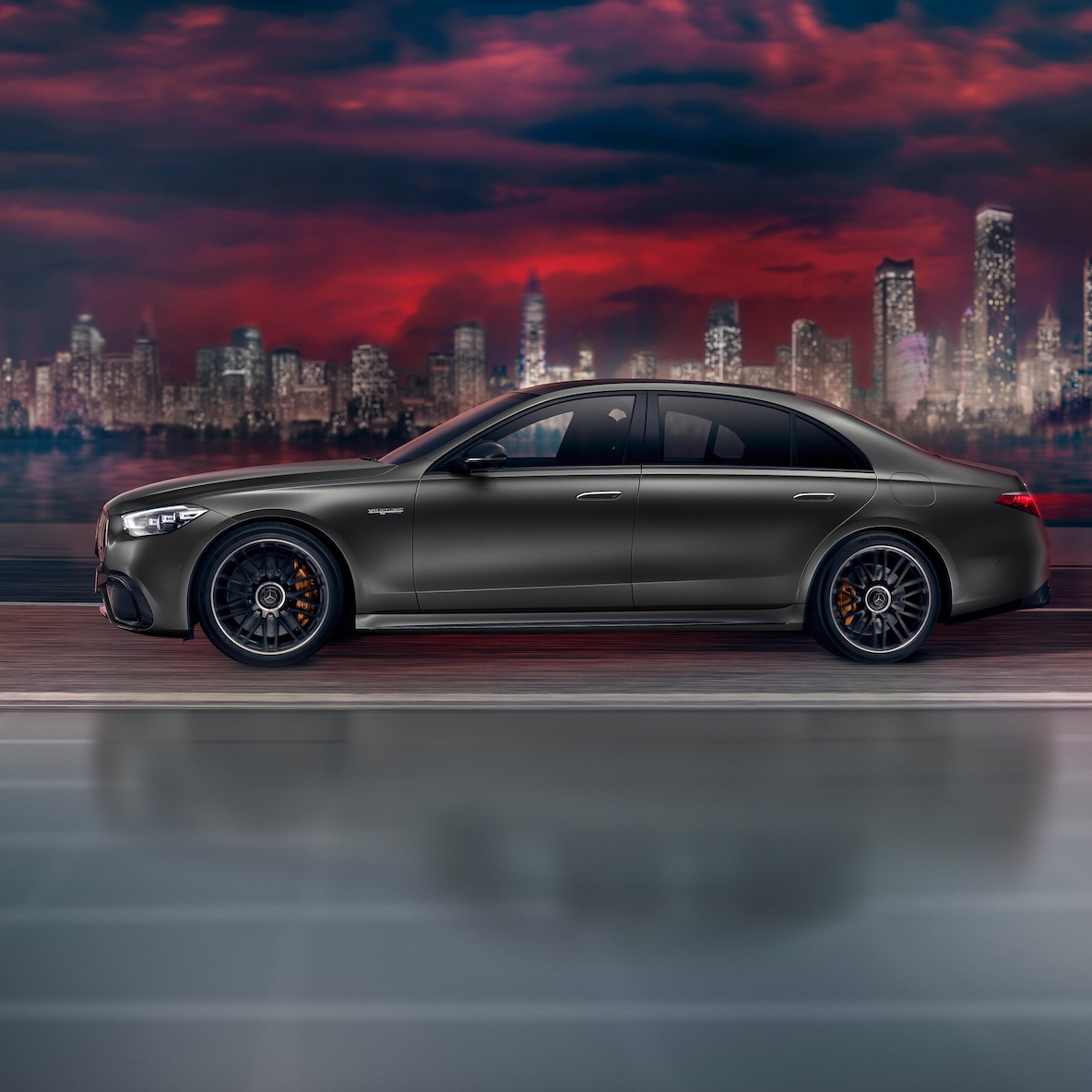 Mercedes-AMG S 63 E PERFORMANCE při pohledu z boku zepředu.