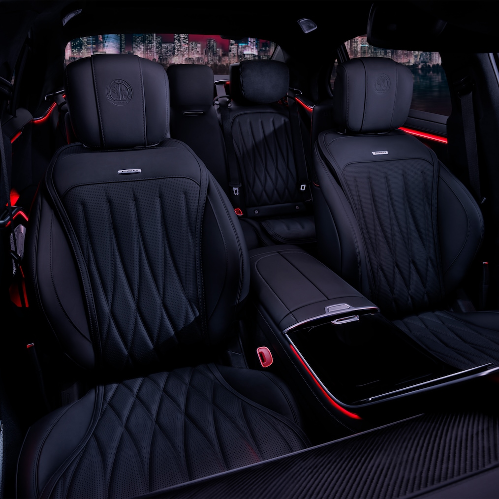 Pohled z boku na přední sedadla a kokpit modelu Mercedes-AMG S 63 E PERFORMANCE.
