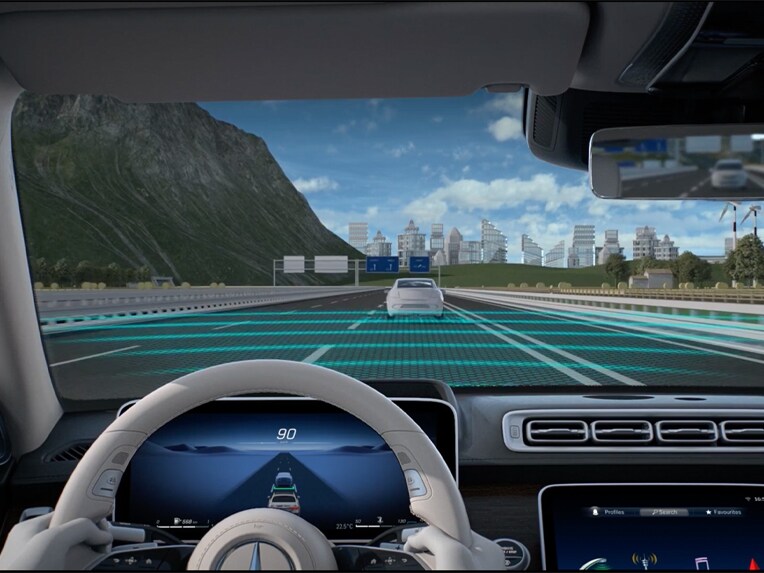 Způsob fungování aktivního asistenta udržování odstupu DISTRONIC vozu Mercedes-Benz Třídy S Sedan.