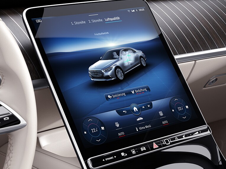 Sada AIR-BALANCE na centrálním displeji OLED vozu Mercedes-Benz Třídy S Sedan.