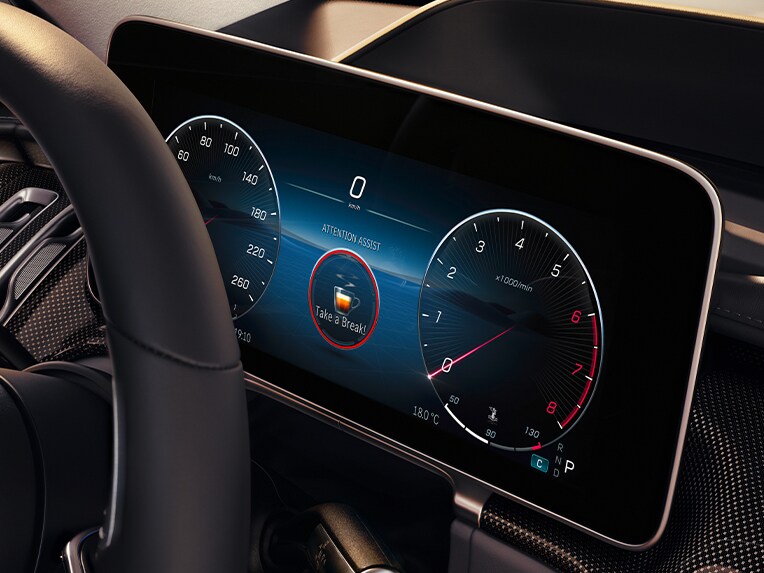 3D displej řidiče s asistentem sledování bdělosti ve voze Mercedes-Benz Třídy S Sedan.