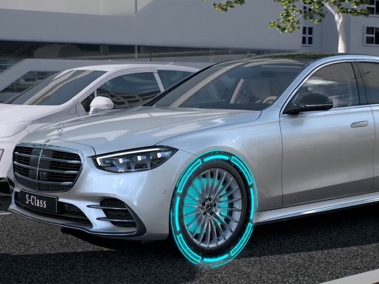 Video prezentuje funkce systému PRE-SAFE® PLUS vozu Mercedes-Benz Třídy S Sedan.