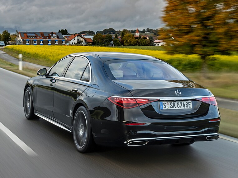 Mercedes-Benz Třídy S Sedan při pohledu zezadu.