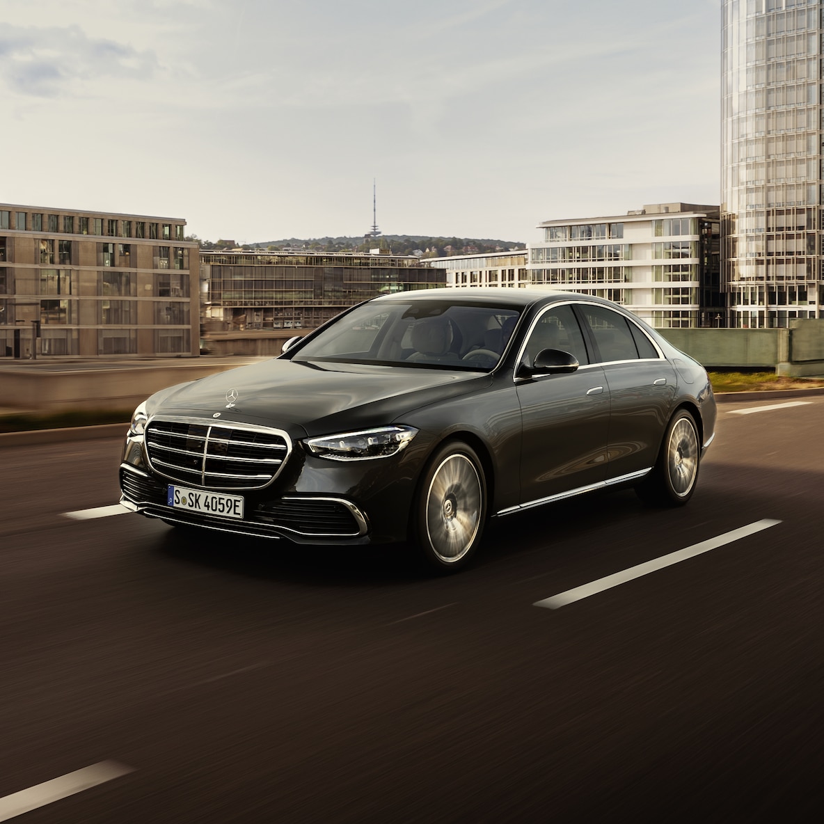 Mercedes-Benz Třídy S sedan při pohledu z boku.