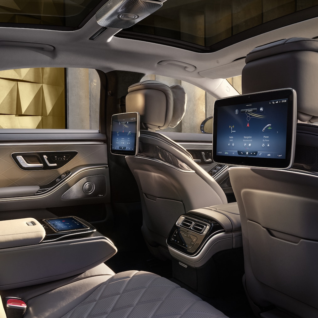 Zadní část vozidla Mercedes-Benz Třídy S sedan s průběžnou business středovou konzolou.