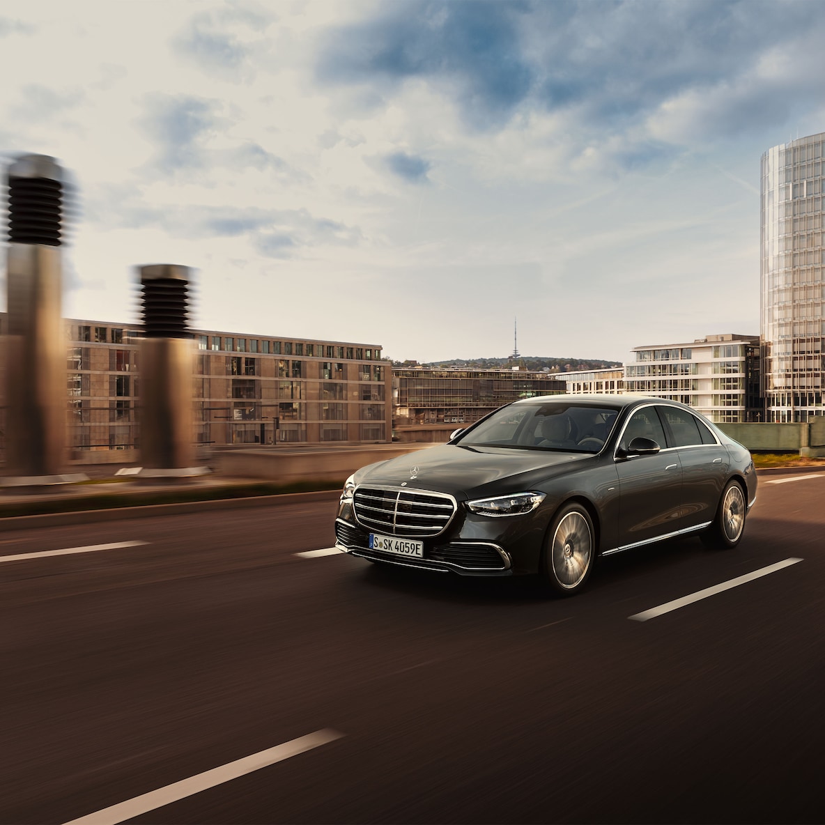 Mercedes-Benz Třídy S sedan při pohledu z boku.