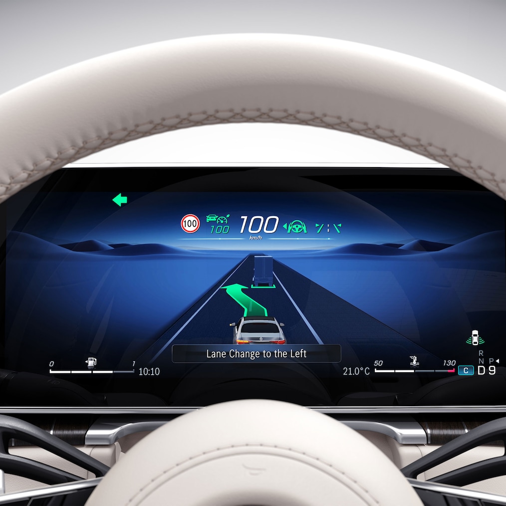 Displej řidiče vozidla Mercedes-Benz Třídy S sedan.