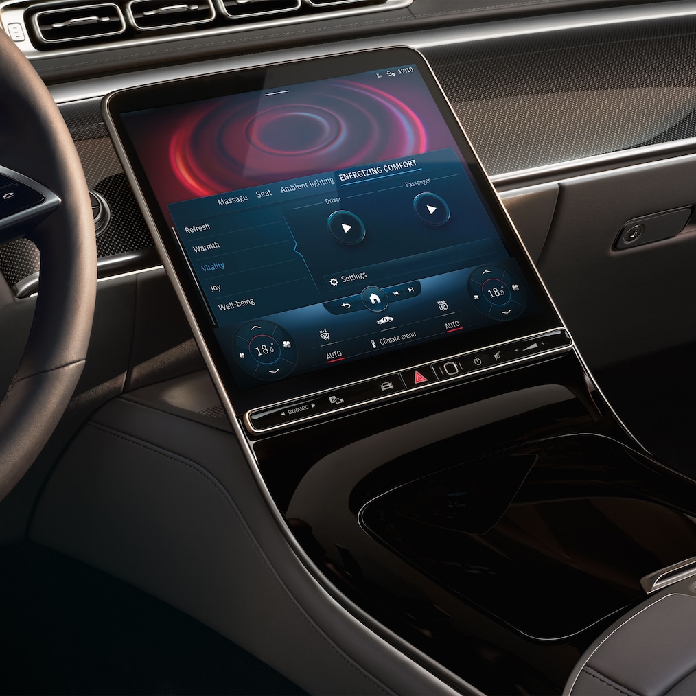Sada energizujícího komfortu v přední části vozidla Mercedes-Benz Třídy S sedan.