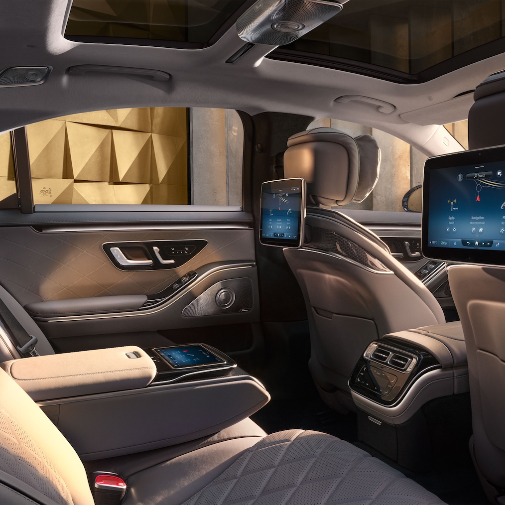 Zadní část vozidla Mercedes-Benz Třídy S sedan s průběžnou business středovou konzolou.