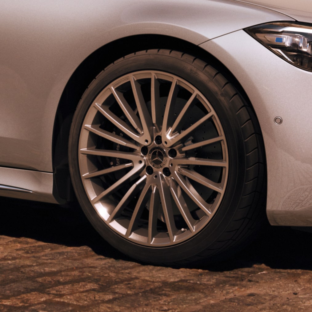 Detailní pohled na kola z lehké slitiny vozidla Mercedes-Benz Třídy S sedan.