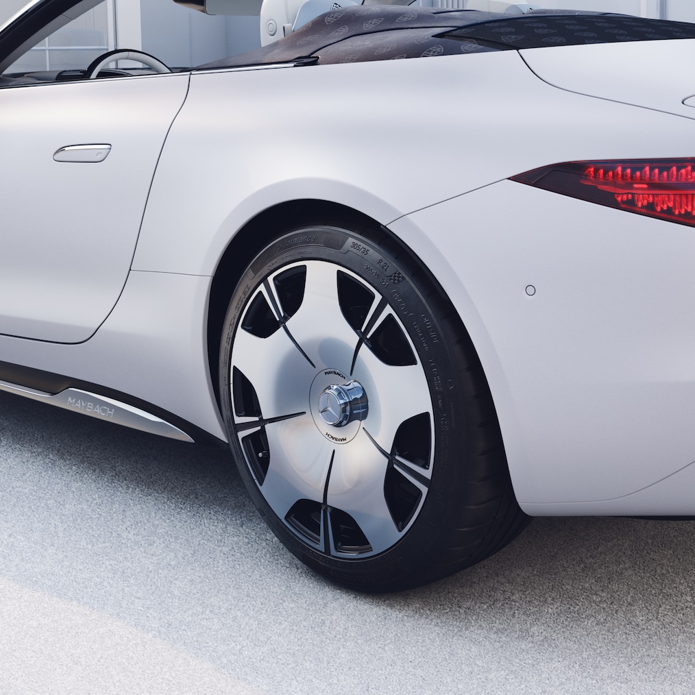 Pohled z boku na levé zadní kolo v designu pěti otvorů.