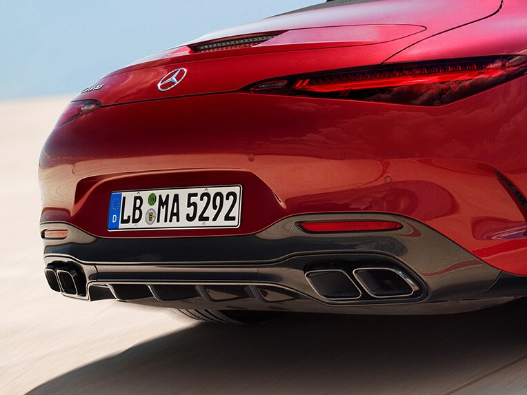 Mercedes-AMG SL Roadster při pohledu zezadu.