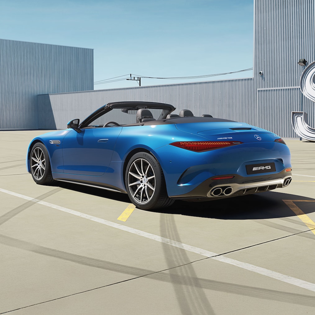 Mercedes-AMG SL roadster s otevřenou skládací střechou, pohled shora