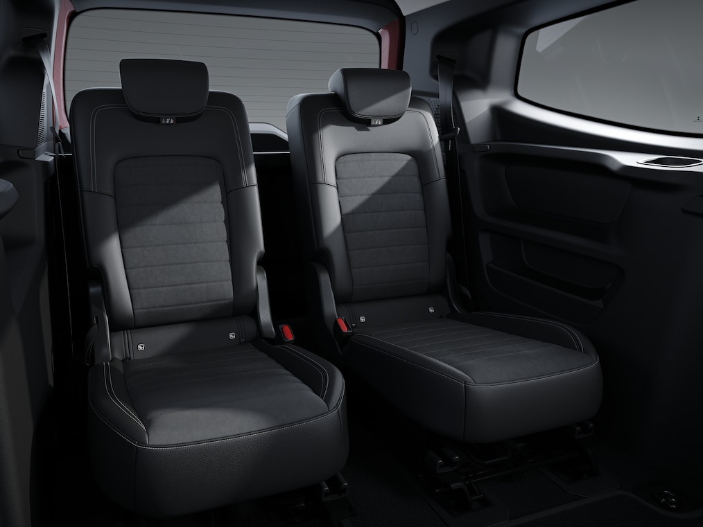 Na obrázku jsou jednotlivá zadní sedadla ve třetí řade v černé barvě vozidla Mercedes-Benz EQT.