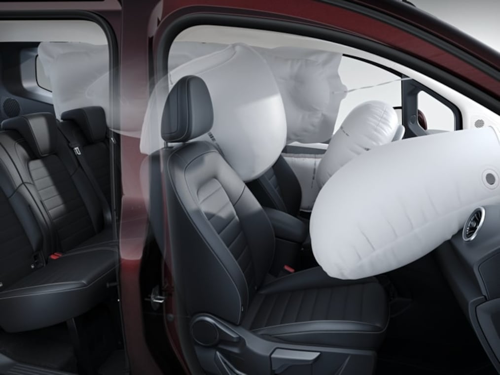 Na obrázku je znázornění airbagů ve vozidle Mercedes-Benz EQT.