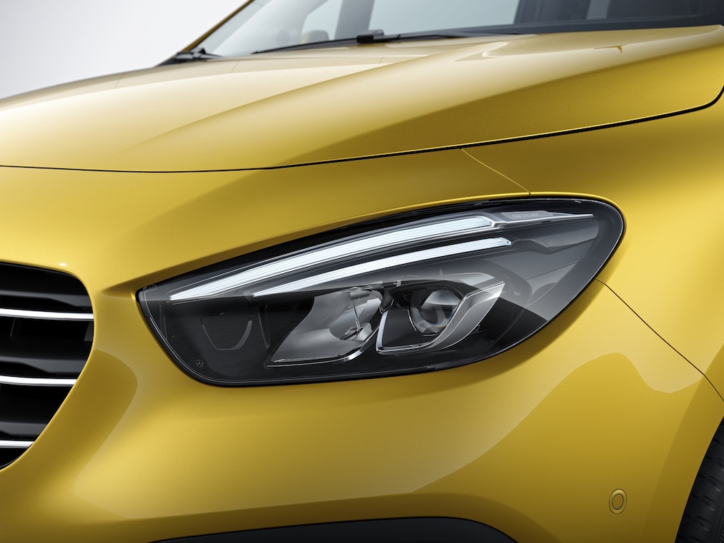 Na obrázku je detailní pohled na světlomety LED High Performance.