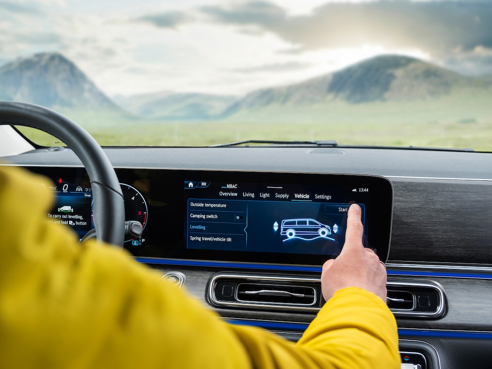 Vyrovnání podvozku vozidla do vodorovné polohy AIRMATIC Plus v&nbsp;širokoúhlém kokpitu Třídy&nbsp;V Marco Polo