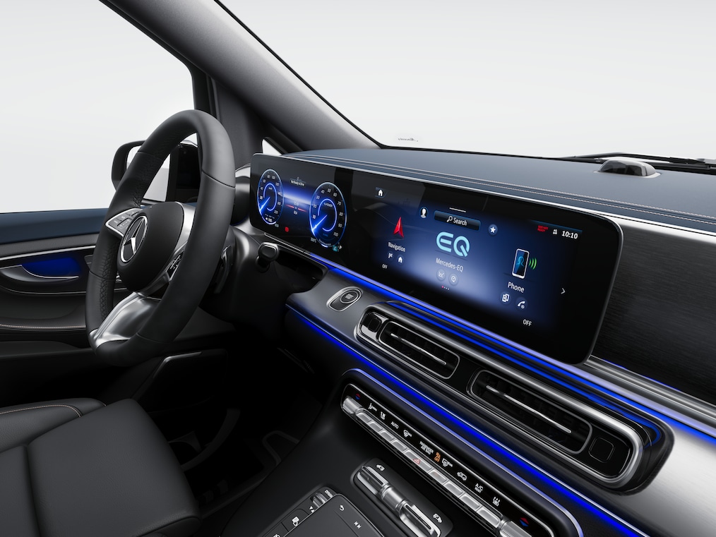 Širokoúhlý kokpit sdružuje displej sdruženého přístroje a&nbsp;media displej pod společným celoplošným sklem v&nbsp;jeden optický celek.