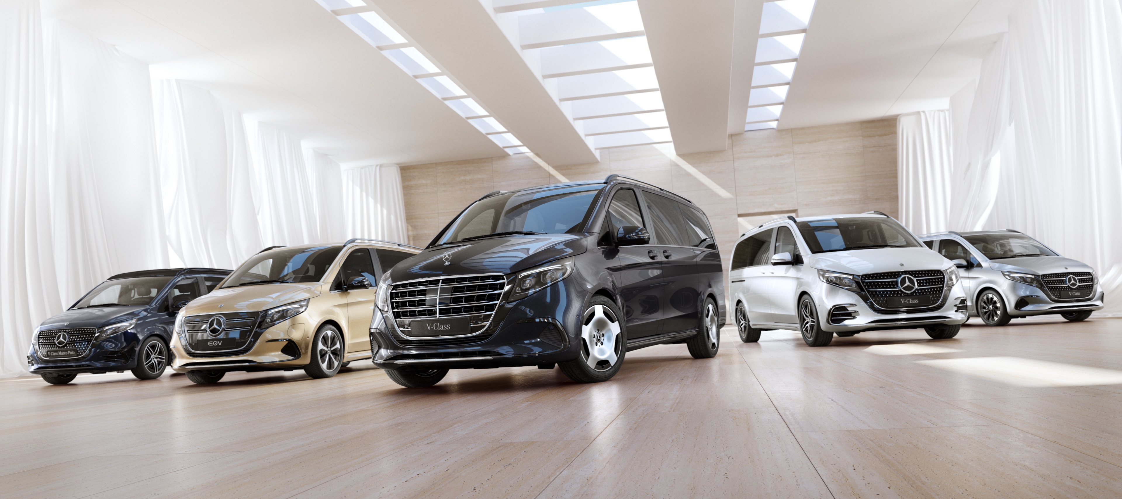 EQV, Třída V a Třída V Marco Polo | Mercedes-Benz EQV, Třída V a Třída V Marco Polo od Mercedes-Benz jsou prezentovány v místnosti zahalené závěsy.