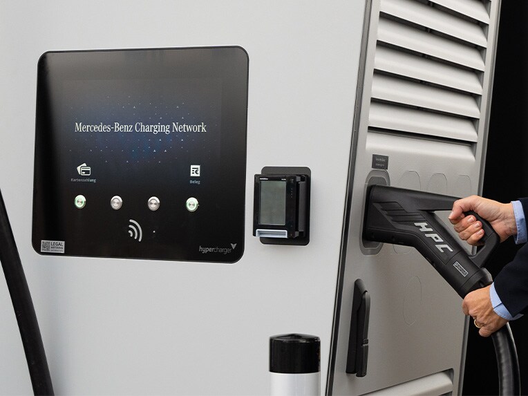 Nabíjecí stanice sítě Mercedes-Benz během používání. Elektromobilita od Mercedes-Benz.