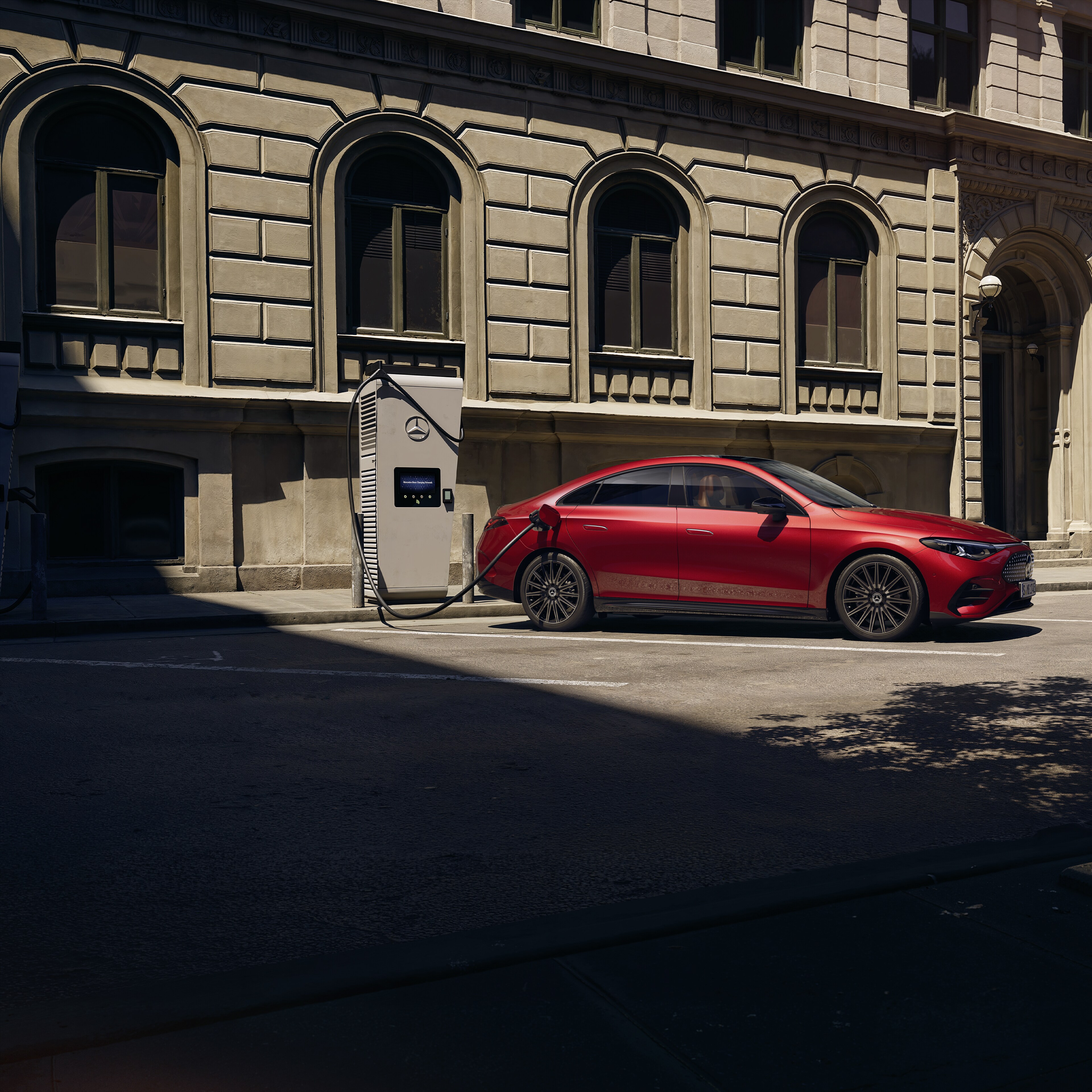 Boční pohled na EQS, vrchol elektromobility od Mercedes-Benz, jedoucí po malebné silnici v přírodě.