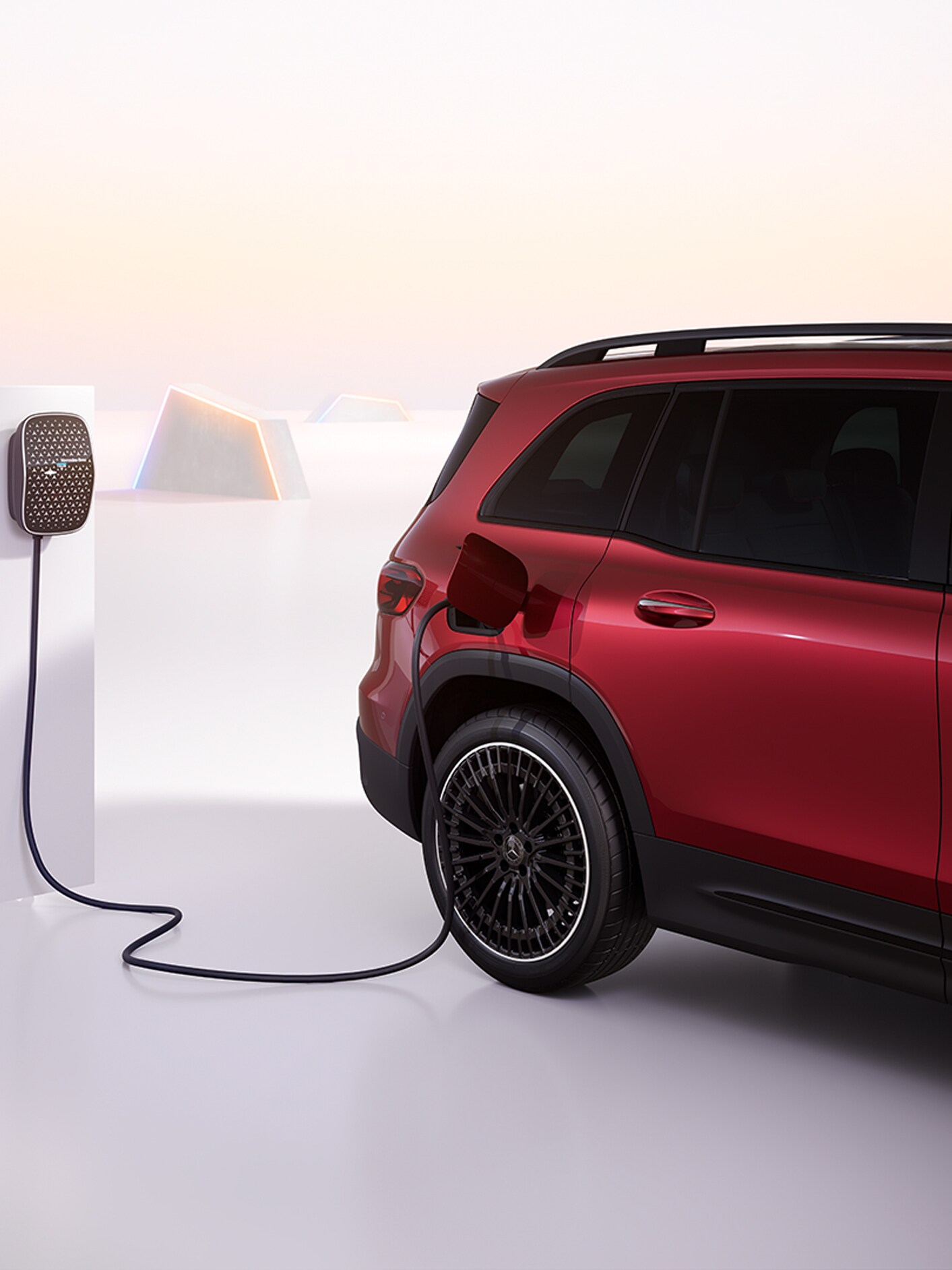 Elektromobil EQB nabíjející se z&nbsp;wallboxu Mercedes-Benz.