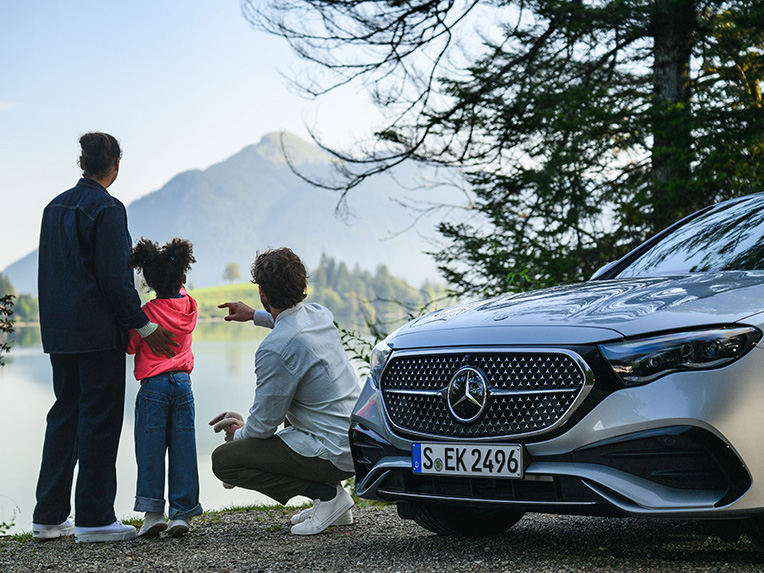 Financování ojetých vozů | Finanční služby | Mercedes-Benz Rodina s dítětem u vozu Mercedes-Benz