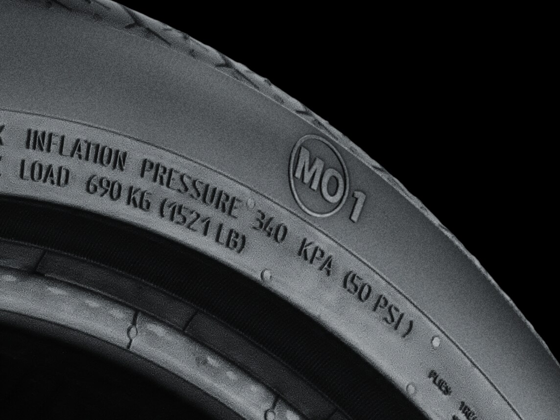 Detailní pohled na pneumatiku MO1 Mercedes-Benz.